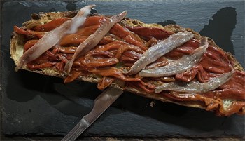 Maxi tosta de pimientos de cristal anchoas del Cantábrico - Imagen 1